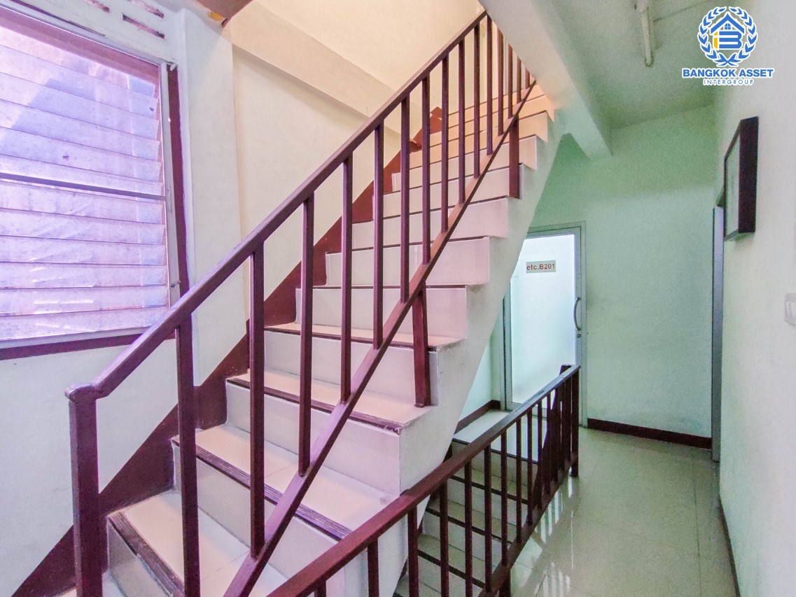 อาคารพาณิชย์มือสอง ซอยวงศ์สว่าง11 เนื้อที่กว้าง 13 ตร.ว. ฟังก์ชัน 4 ห้องนอน 3 ห้องน้ำ ภายในสภาพดี ตั้งบนทำเลชุมชนสามารถค้าขายทำธุรกิจได้ เชื่อมต่อถนนวงศ์สว่าง, ถนนพิบูลสงคราม, ถนนนครอินทร์ ใกล้รถไฟฟ้าสายสีม่วง "สถานีวงศ์สว่าง" และทางด่วน "ศรีรัช" จองเลย! ...